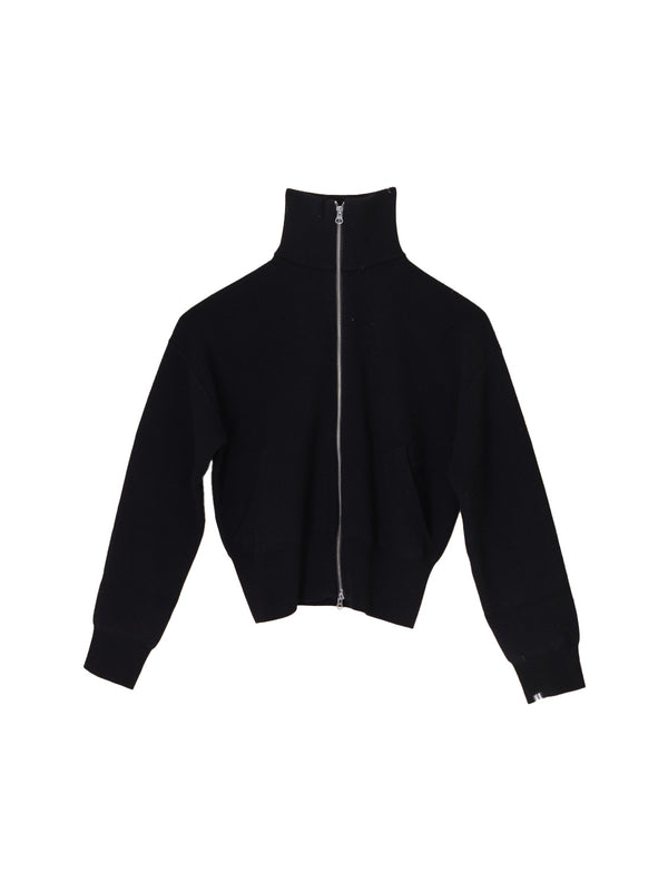 Die Extreme Cashmere N°385 xtra Cute - Zip Strickjacke ist ein schwarzer, langärmeliger, hochgeschlossener Pullover mit Reißverschluss und Rippbündchen, der flach auf weißem Grund liegt.