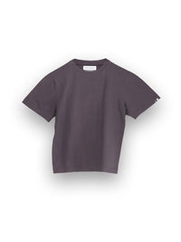 Das Hemd N°268 Cuba von Extreme Cashmere ist ein schlichtes, kurzärmeliges Hemd mit Rundhalsausschnitt in Dunkelgrau, das aus einem Baumwoll-Kaschmir-Gemisch gefertigt ist und sich vor einem weißen Hintergrund mit einem minimalistischen Design präsentiert.