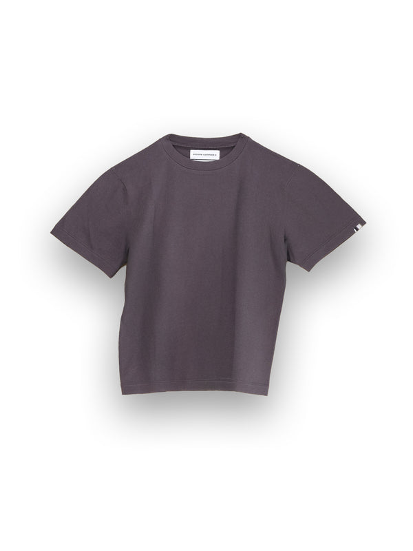 Das Hemd N°268 Cuba von Extreme Cashmere ist ein schlichtes, kurzärmeliges Hemd mit Rundhalsausschnitt in Dunkelgrau, das aus einem Baumwoll-Kaschmir-Gemisch gefertigt ist und sich vor einem weißen Hintergrund mit einem minimalistischen Design präsentiert.