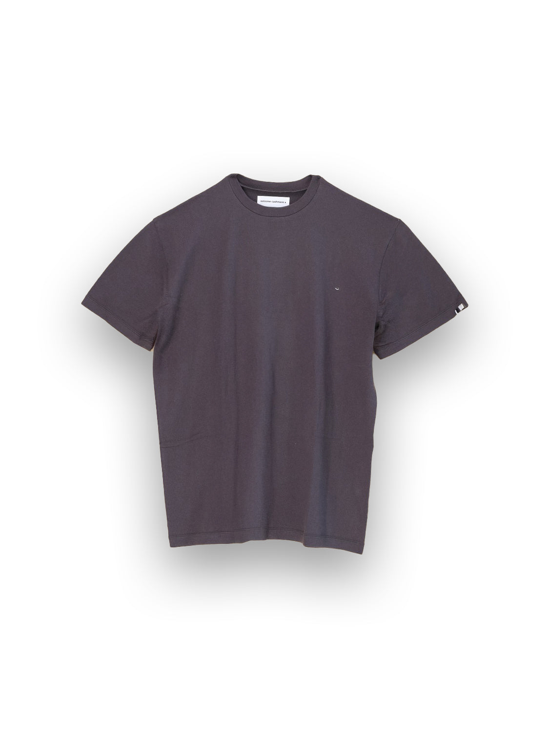 Das Hemd N°269 Rik von Extreme Cashmere, abgebildet auf weißem Hintergrund, hat ein schlichtes, dunkelgraues Design mit kurzen Ärmeln, einen Rundhalsausschnitt und eine lockere Passform aus einer Baumwoll-Kaschmirmischung - ohne Grafik oder Text.