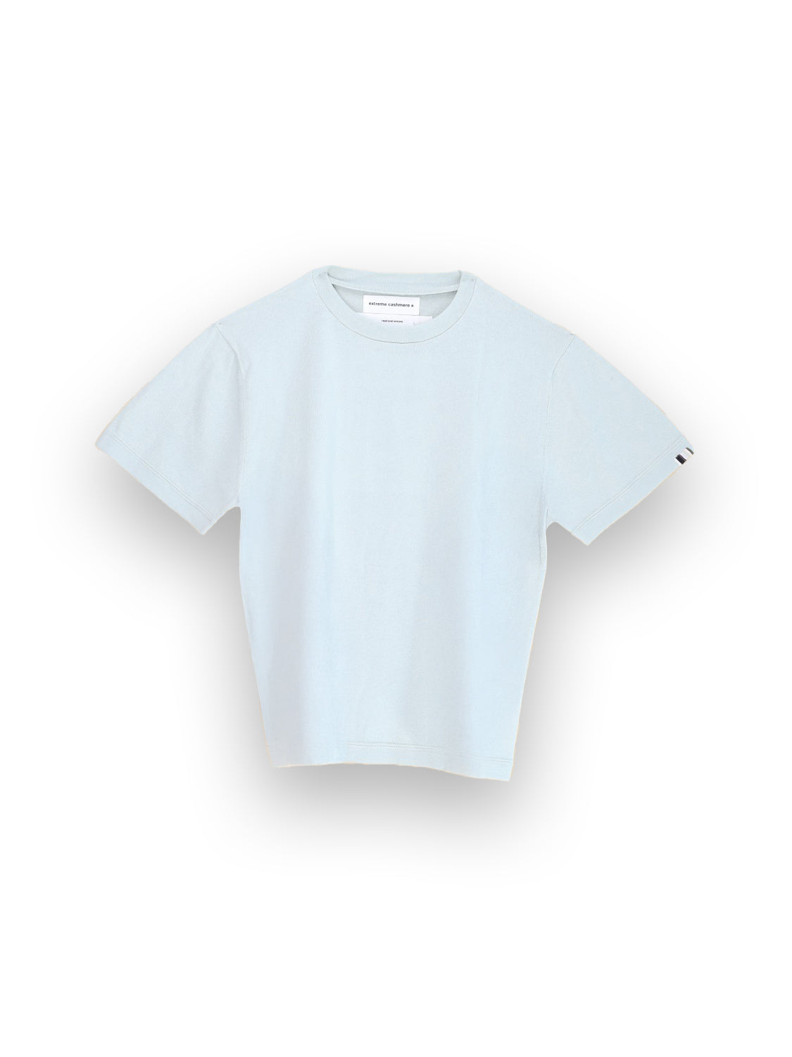 Das Extreme Cashmere N°268 Cuba ist ein hellblaues, kurzärmeliges Hemd aus einem Baumwoll-Kaschmir-Gemisch auf weißem Grund mit rundem Ausschnitt und einem kleinen Ärmelanhänger.