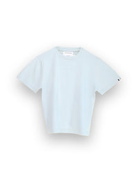 Das Extreme Cashmere N°268 Cuba ist ein hellblaues, kurzärmeliges Hemd aus einem Baumwoll-Kaschmir-Gemisch auf weißem Grund mit rundem Ausschnitt und einem kleinen Ärmelanhänger.