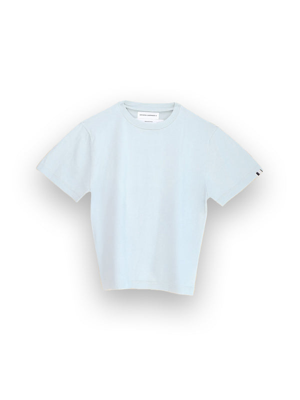 Das Extreme Cashmere N°268 Cuba ist ein hellblaues, kurzärmeliges Hemd aus einem Baumwoll-Kaschmir-Gemisch auf weißem Grund mit rundem Ausschnitt und einem kleinen Ärmelanhänger.