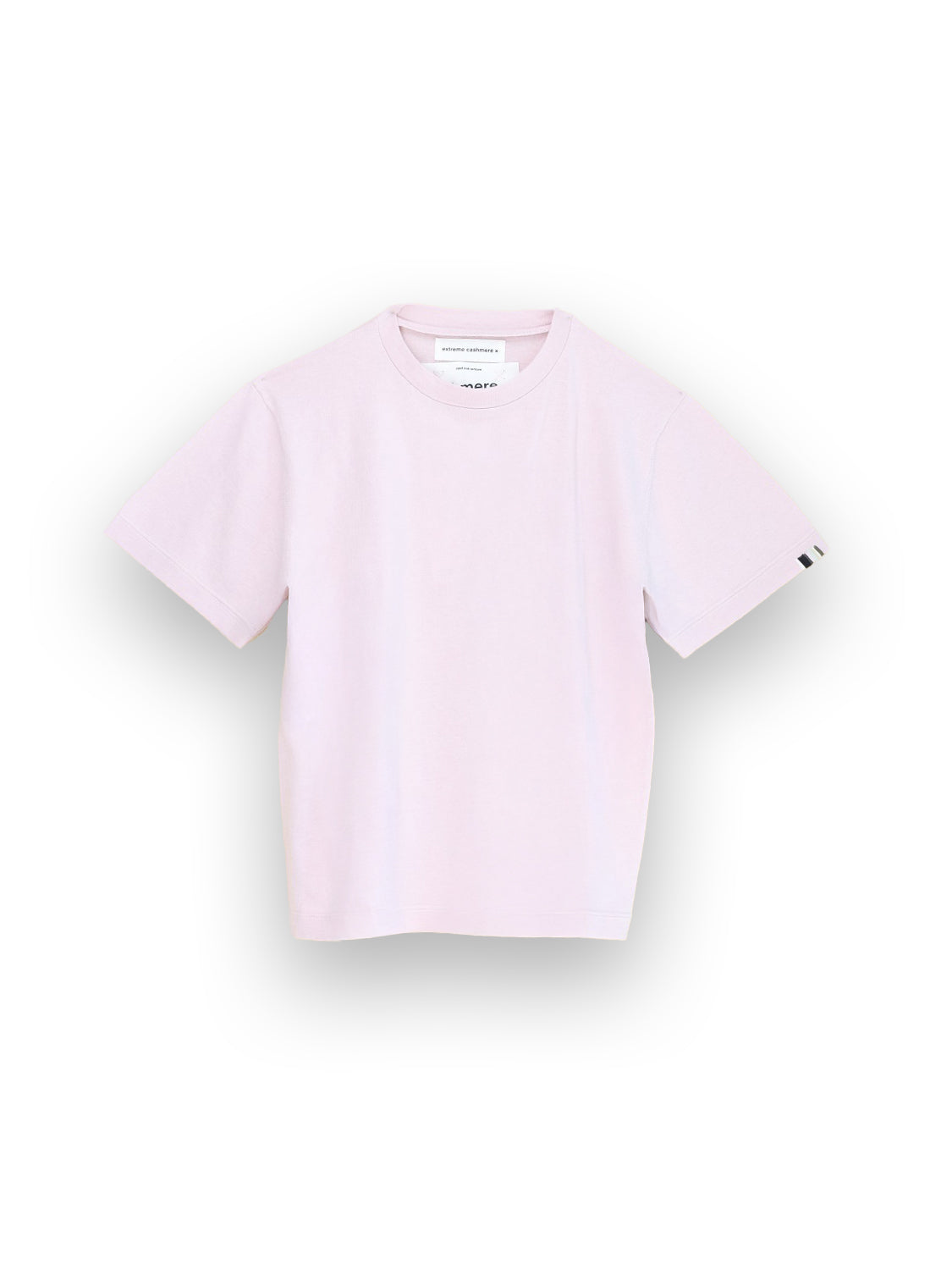 Das Hemd Extreme Cashmere N°268 Cuba aus einem Baumwoll-Kaschmir-Gemisch ist ein hellrosa Kurzarm-T-Shirt mit Rundhalsausschnitt. Auf der Innenseite des Kragens ist ein kleines weißes Etikett zu sehen, das auf weißem Hintergrund abgebildet ist.