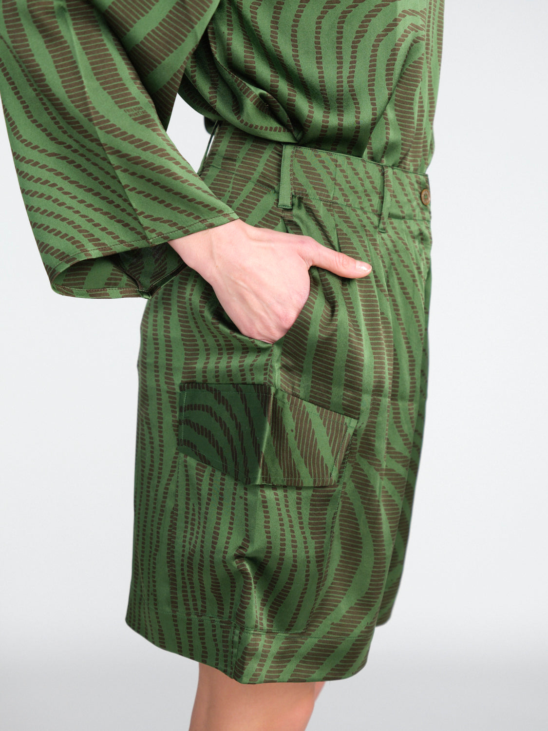 Famosa Okapi – Seiden-Shorts im Cargo Stil  