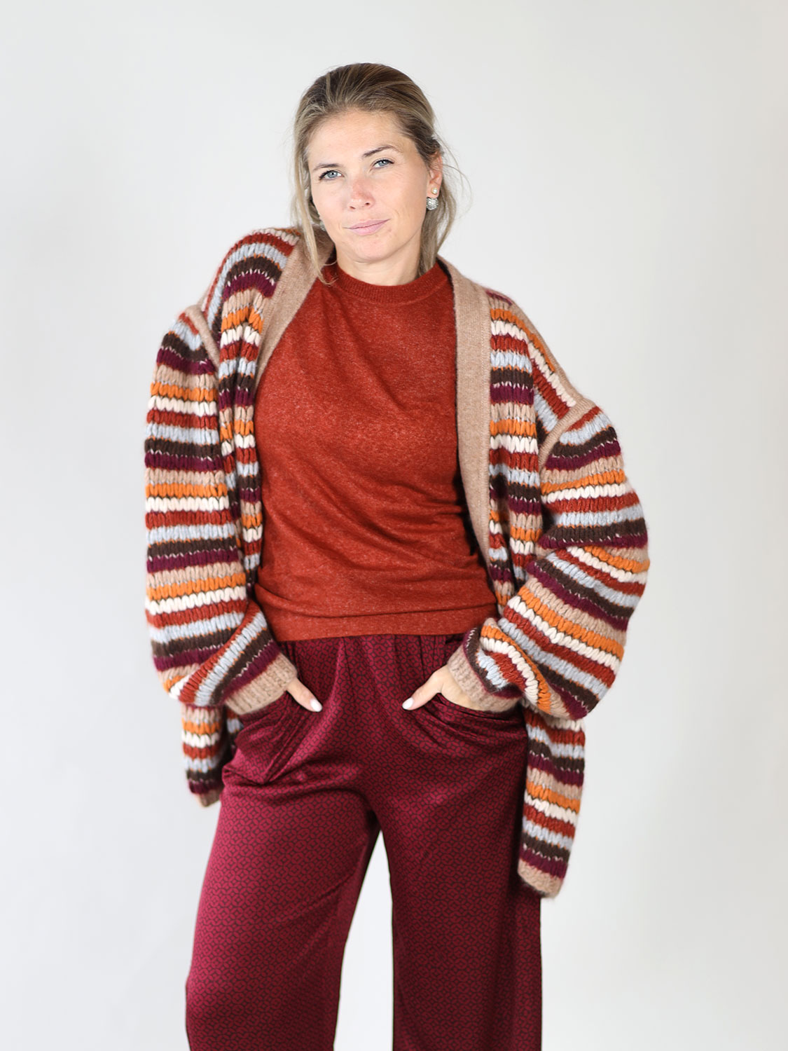 Weite Strickjacke mit Streifenmuster