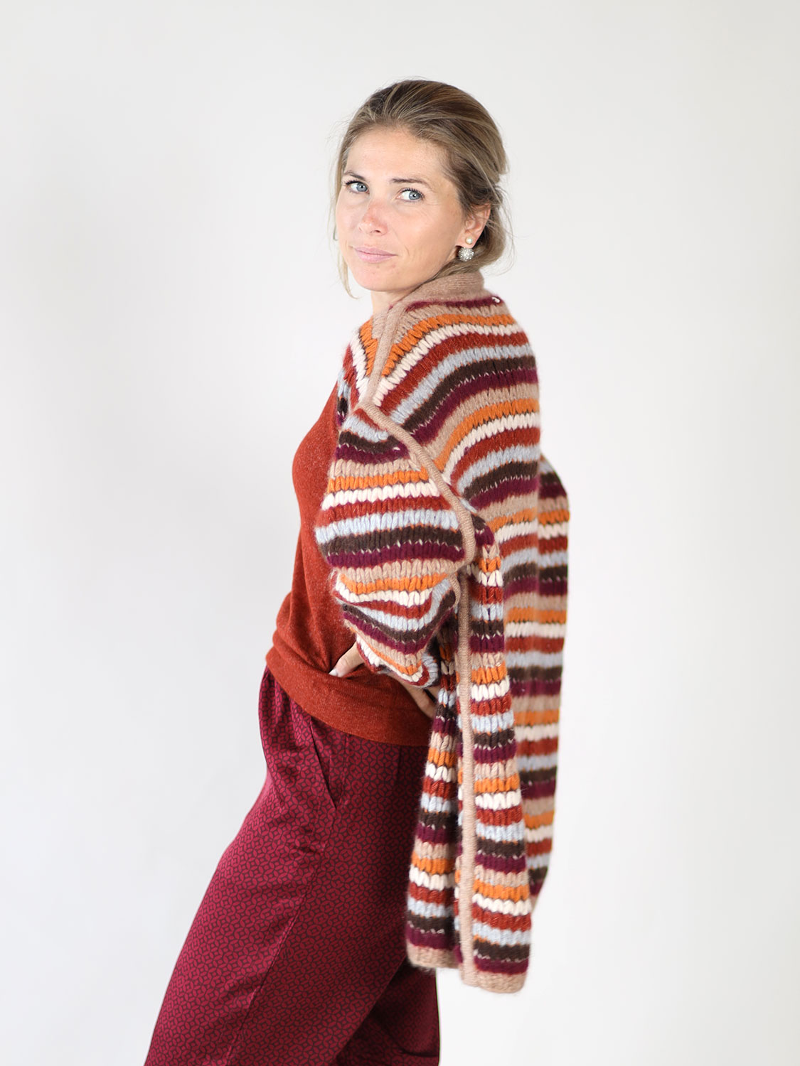 Weite Strickjacke mit Streifenmuster