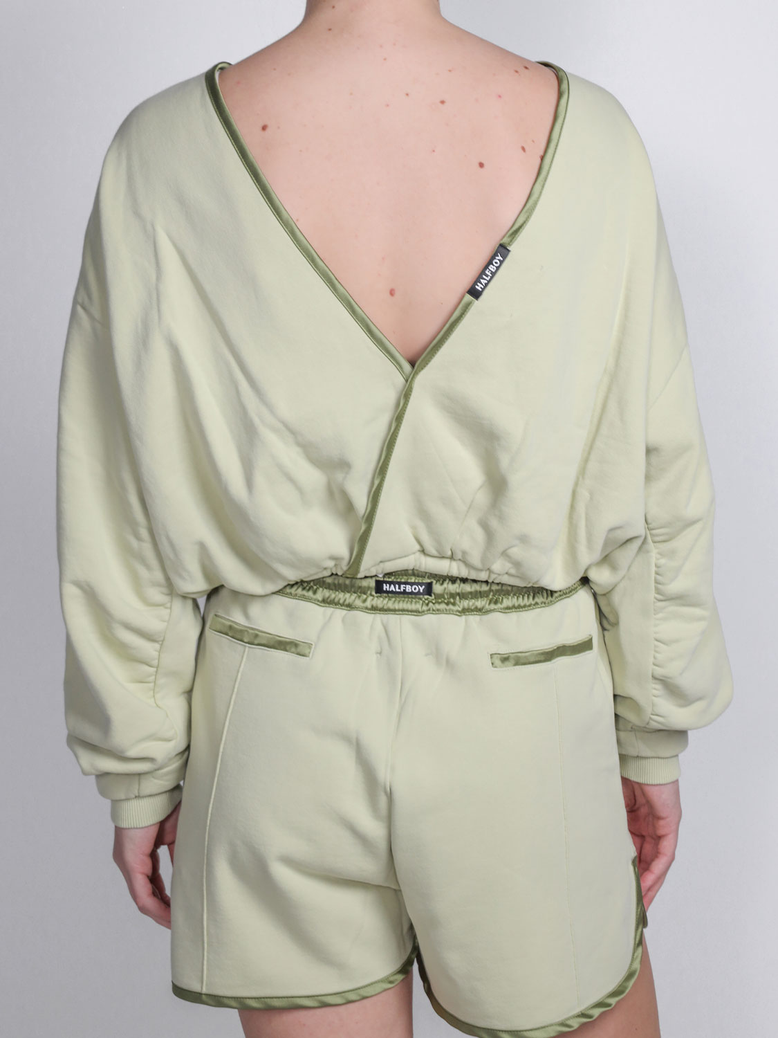 Pullover mit rückseitigem Ausschnitt