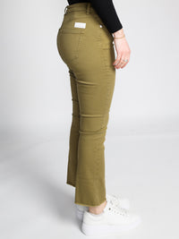 Verkürzte Jeans mit Schlag  