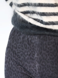 Philine Leo – Lederhose mit Print