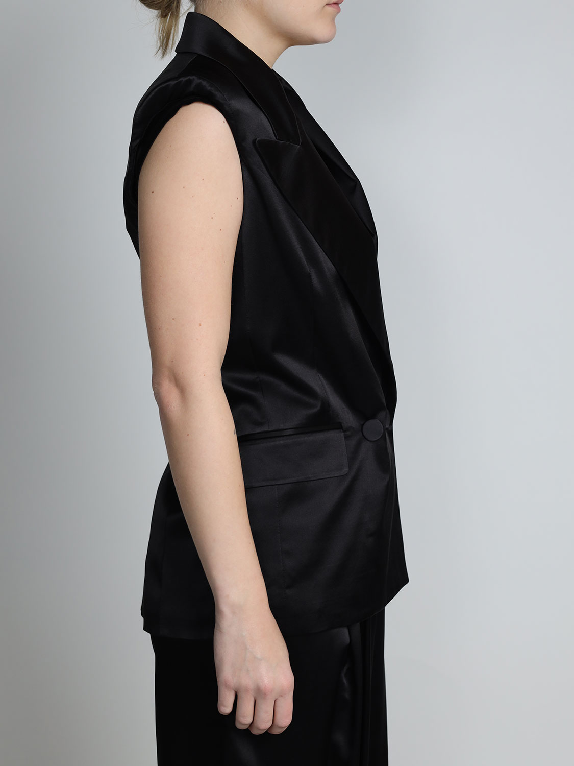 Ärmelloser Blazer aus Satin