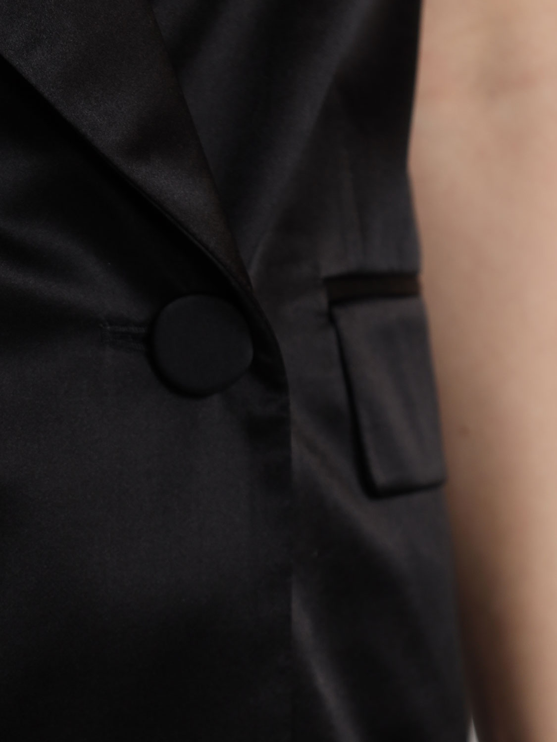 Ärmelloser Blazer aus Satin