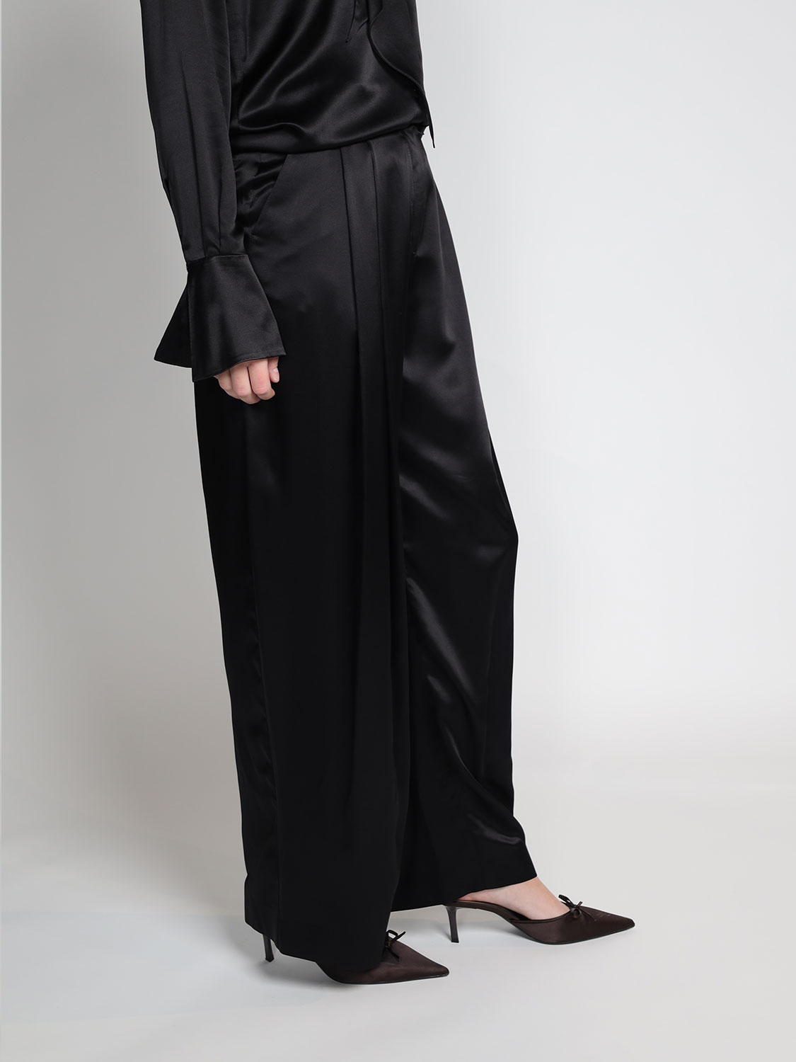 Fließende Hose aus Satin