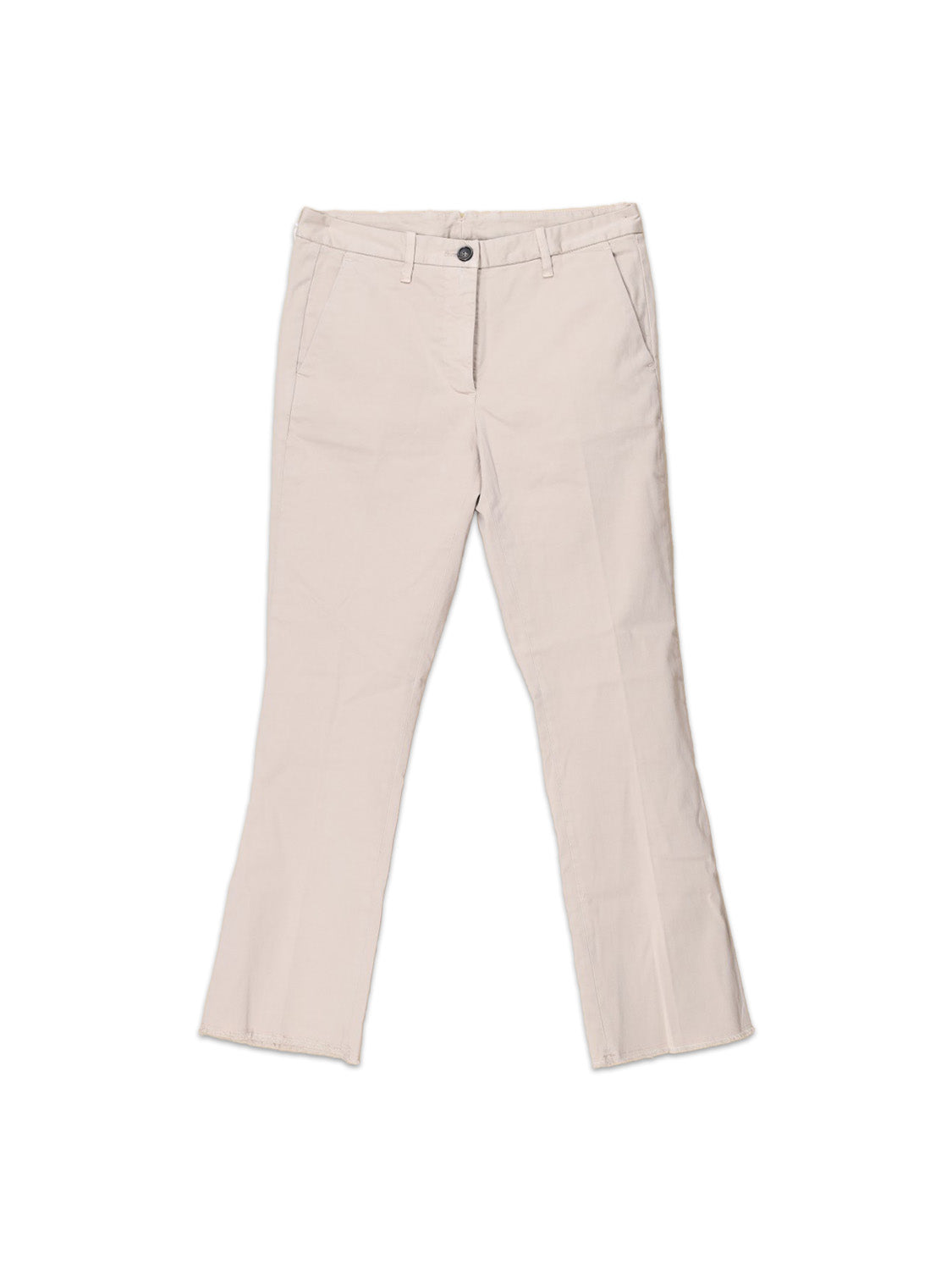 Eine hellbeige Chino Hose aus Baumwolle von nine in the morning mit geradem Bein, Gürtelschlaufen, Knopfverschluss und Seitentaschen, flach auf weißem Grund.