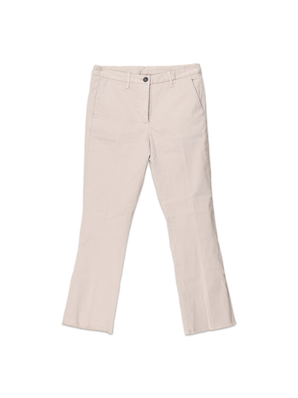 Eine hellbeige Chino Hose aus Baumwolle von nine in the morning mit geradem Bein, Gürtelschlaufen, Knopfverschluss und Seitentaschen, flach auf weißem Grund.