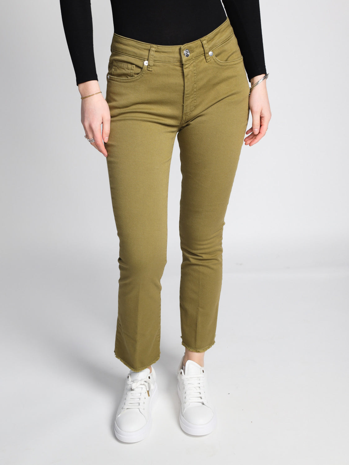 Verkürzte Jeans mit Schlag  