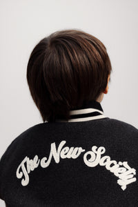 Leo Bomber – College-Look mit Journey-Stickerei