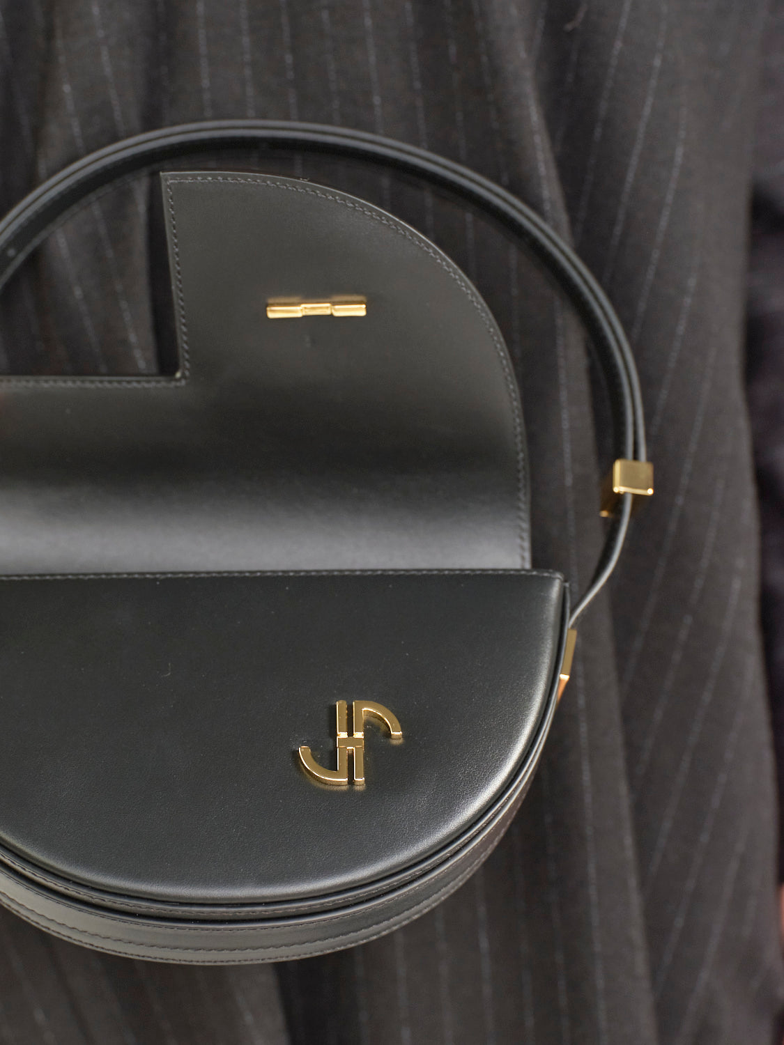 Le petit Patou bag – schwarze Tasche aus Kalbsleder