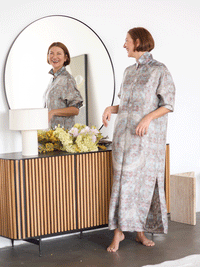 Hemdblusenkleid aus Seide mit ornamentalem Alloverprint