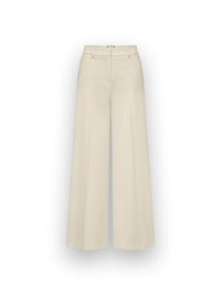 Die Shiloh Hose mit weitem Bein von Seductive hat eine hohe Taille, einen beigen Farbton, Gürtelschlaufen, Falten auf der Vorderseite und eine taillierte Passform, die vor einem einfarbig weißen Hintergrund gezeigt wird.