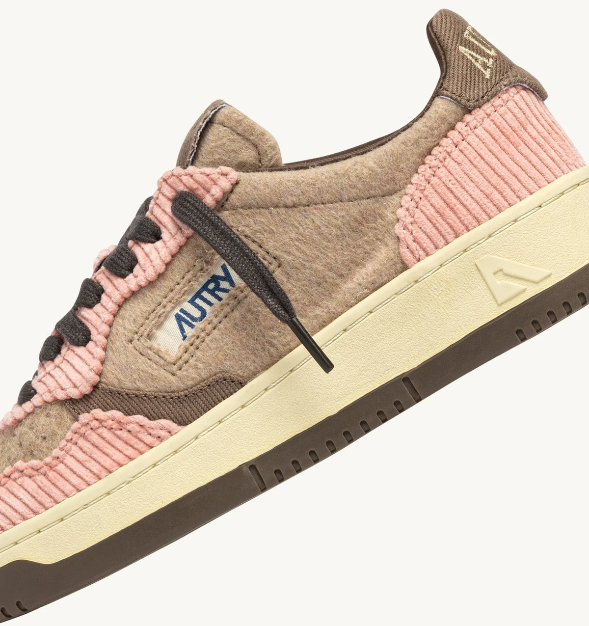 Sneaker in Cordoptik
