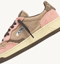 Sneaker in Cordoptik