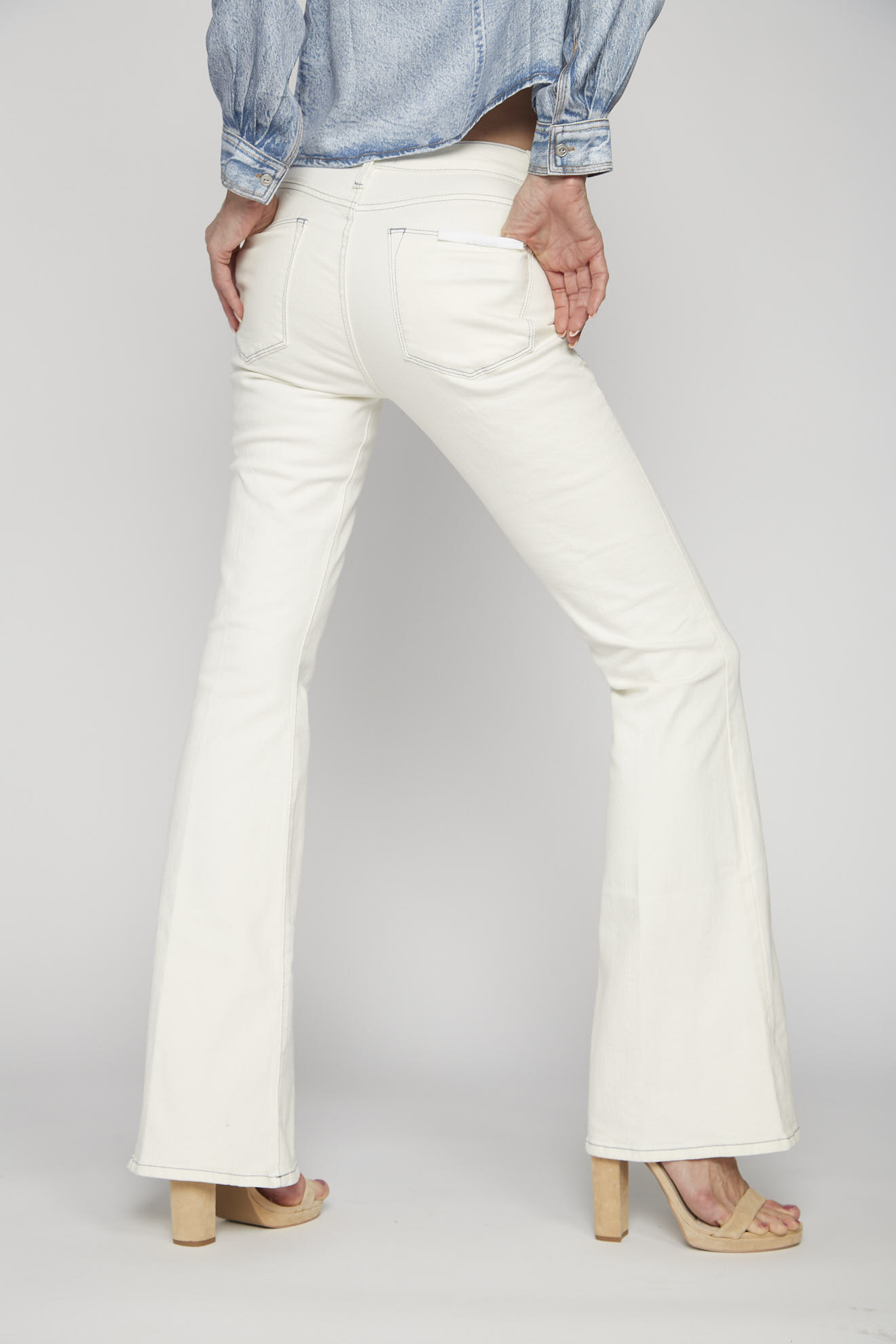 frame jeans weiß einfarbig model rückansicht
