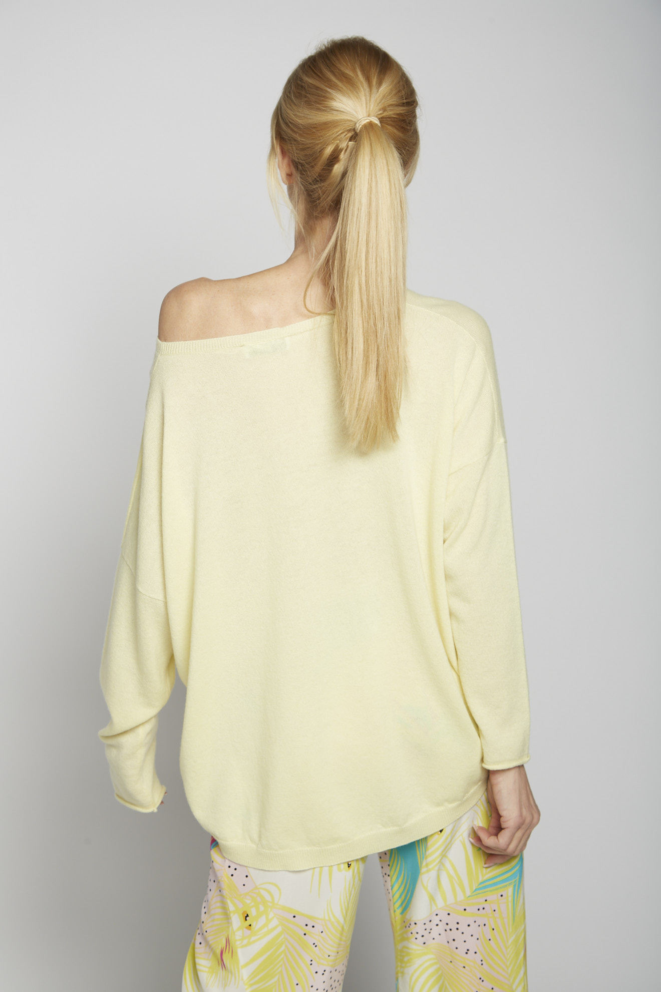 larens sweater yellow plain cashmere model back