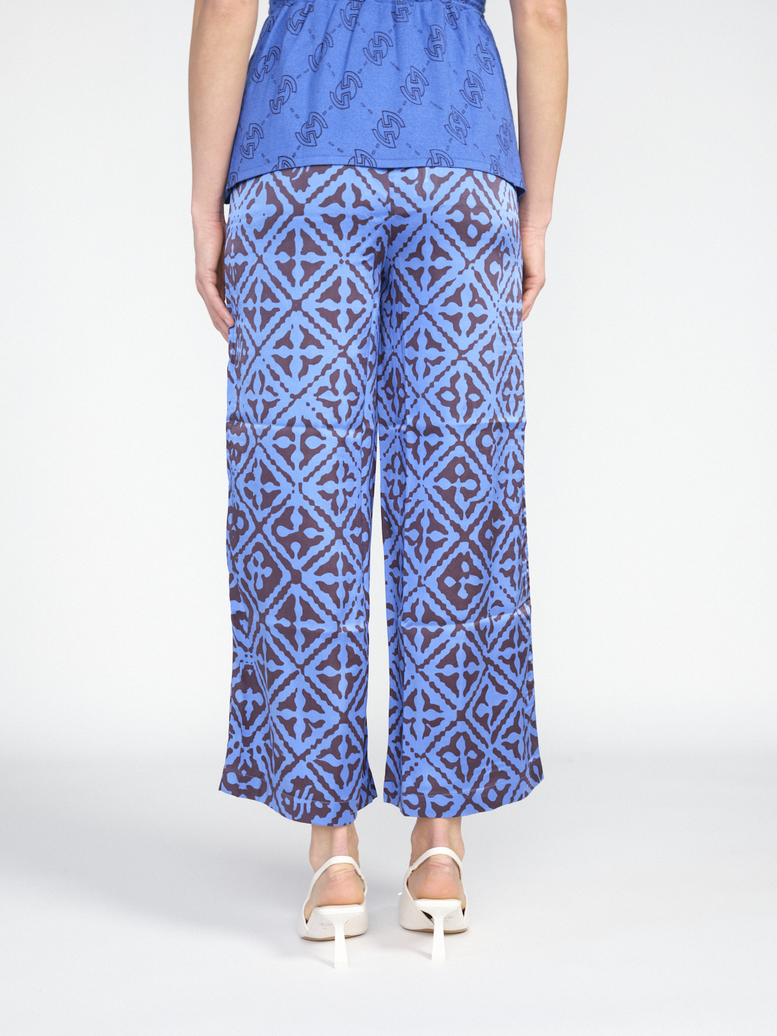 friendly hunting Baja – Stretchy silk trousers with a graphic pattern  blue S