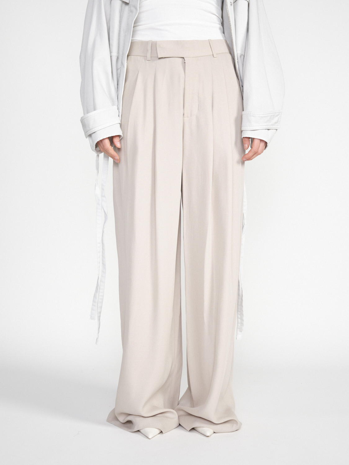 Pleated – Trousers with pleated waist 