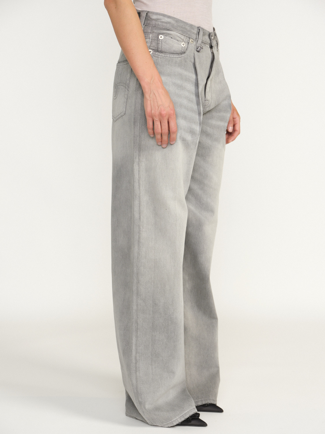 R13 Damon - Pantaloni in denim con pinces e gamba svasata grigio 25