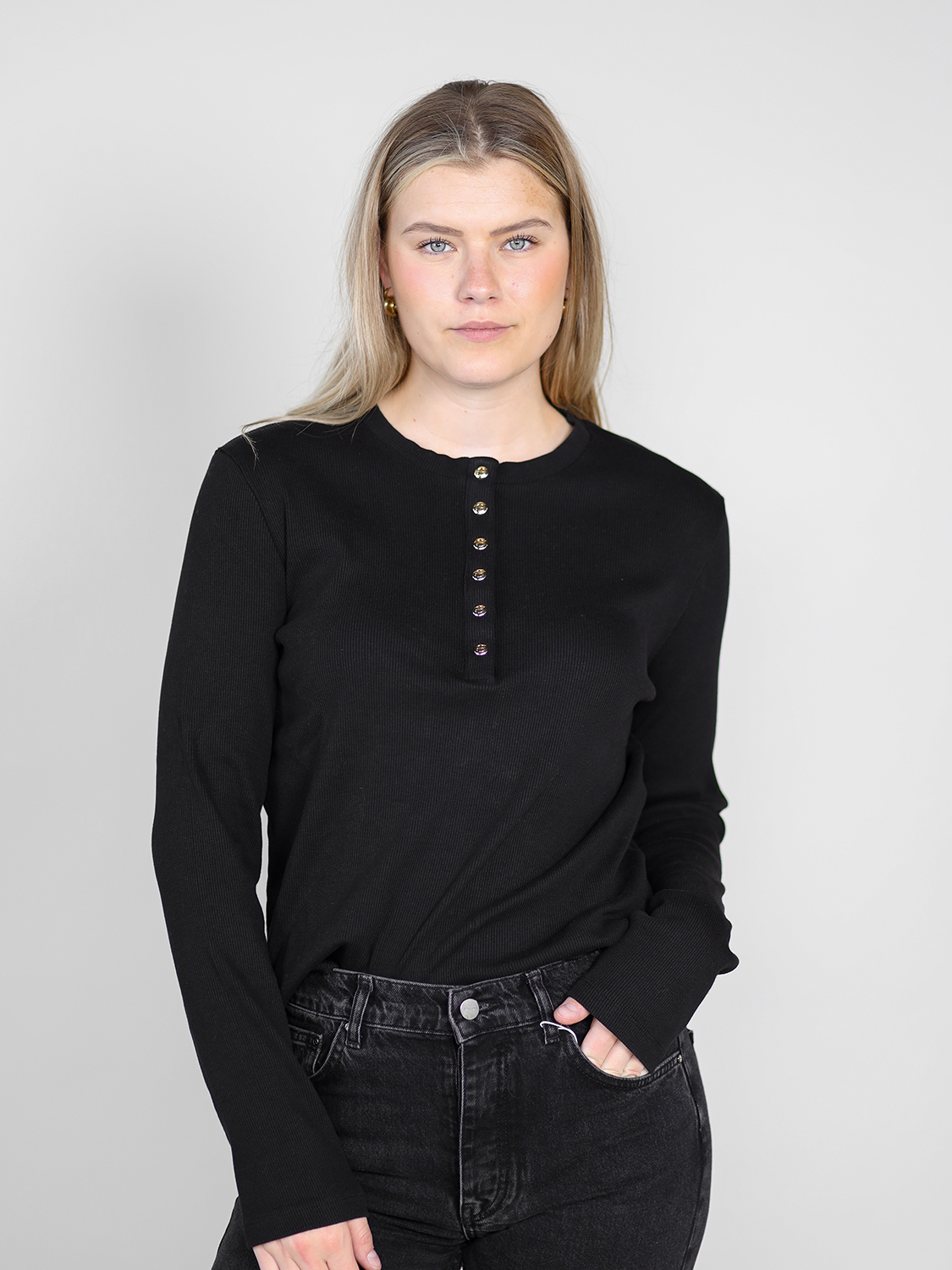 Anine Bing Alessia – Shirt mit goldenen Knöpfen  schwarz S