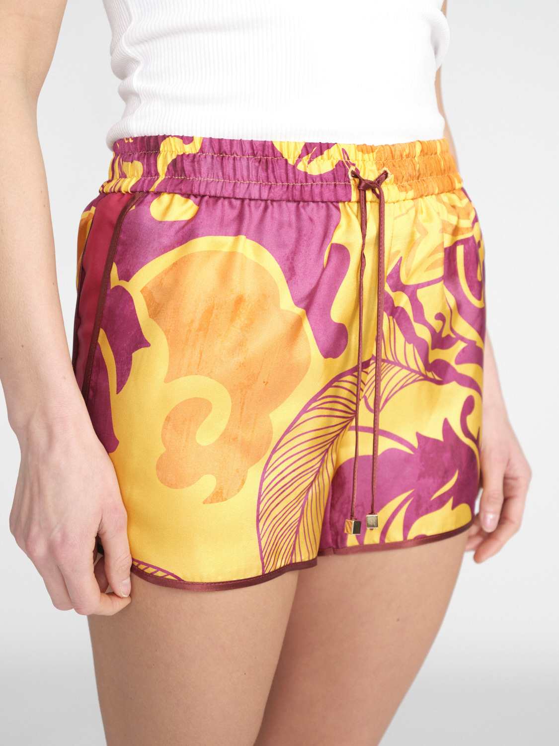 For restless sleepers Shorts aus Seide mit Blumen Design  	  mehrfarbig S