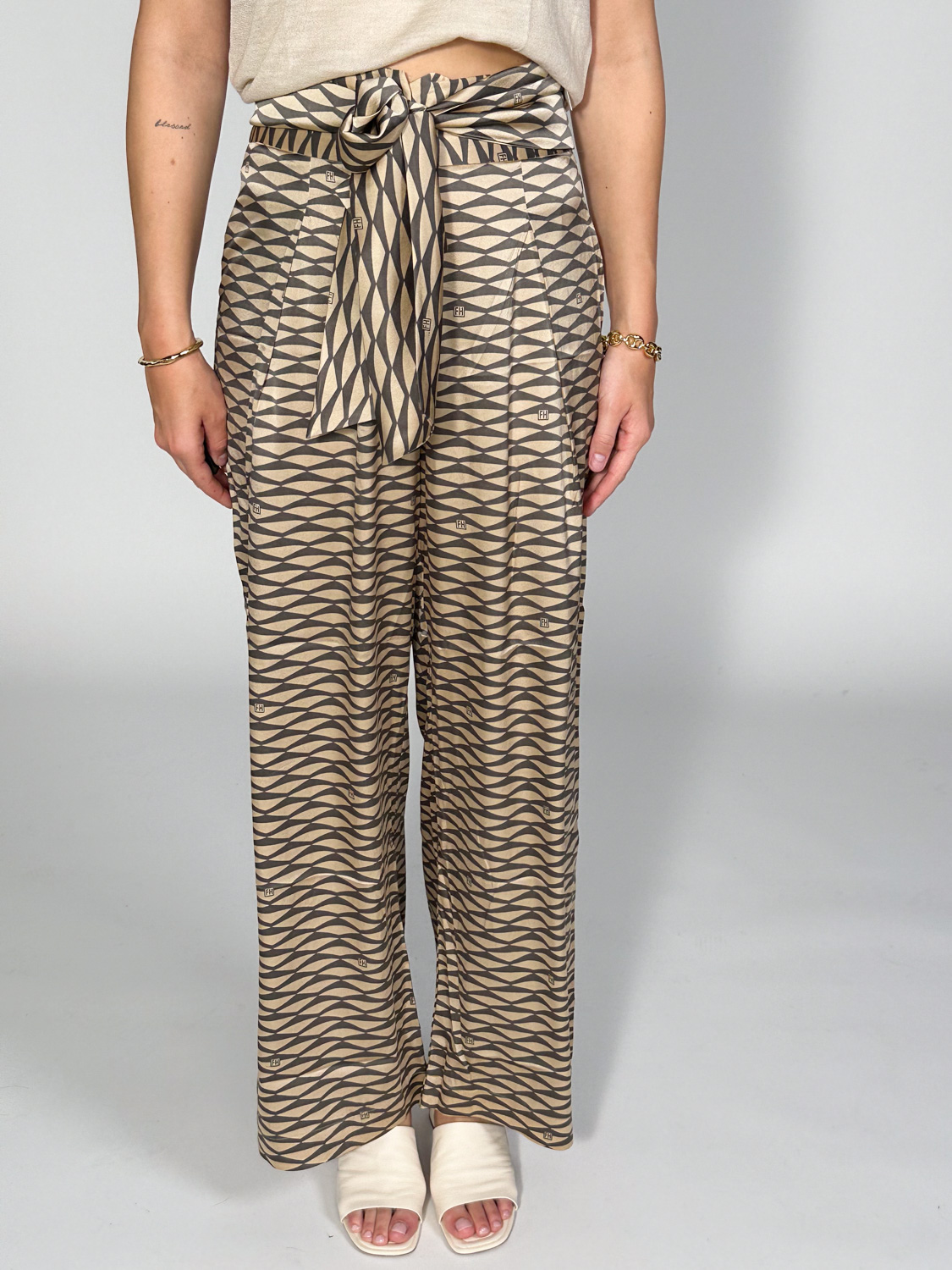 friendly hunting Padme SC Pearl – trousers made from silk  beige M