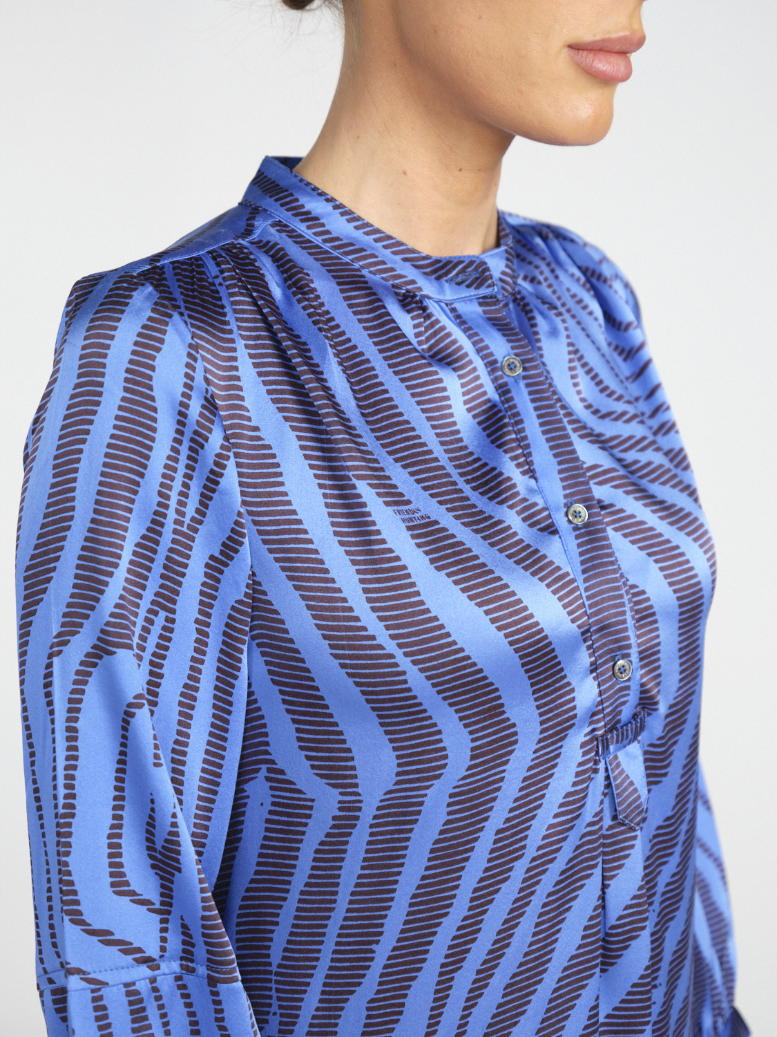 friendly hunting Dance Silk Okapi - Silk midi dress with graphic pattern  blue XS
