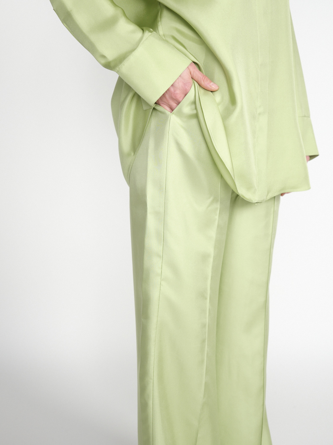 Dorothee Schumacher Sensual Coolness - Lightweight trousers made of silk twill  hellgrün M