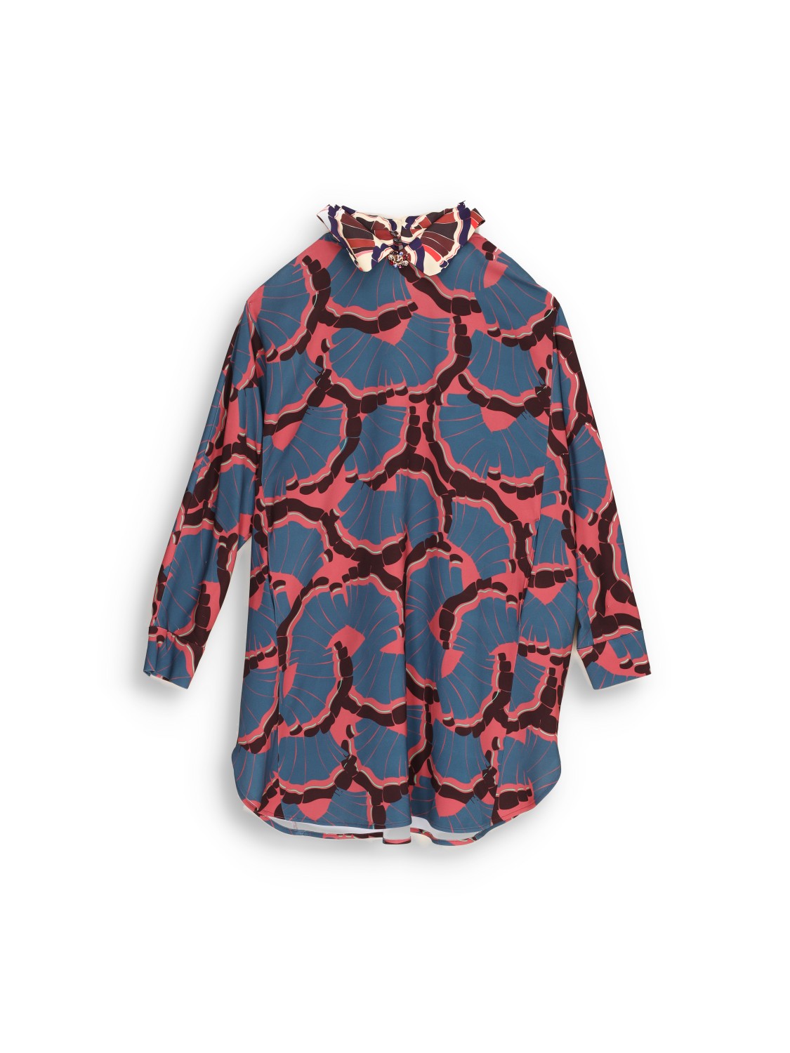 Dress with pattern and brooch 