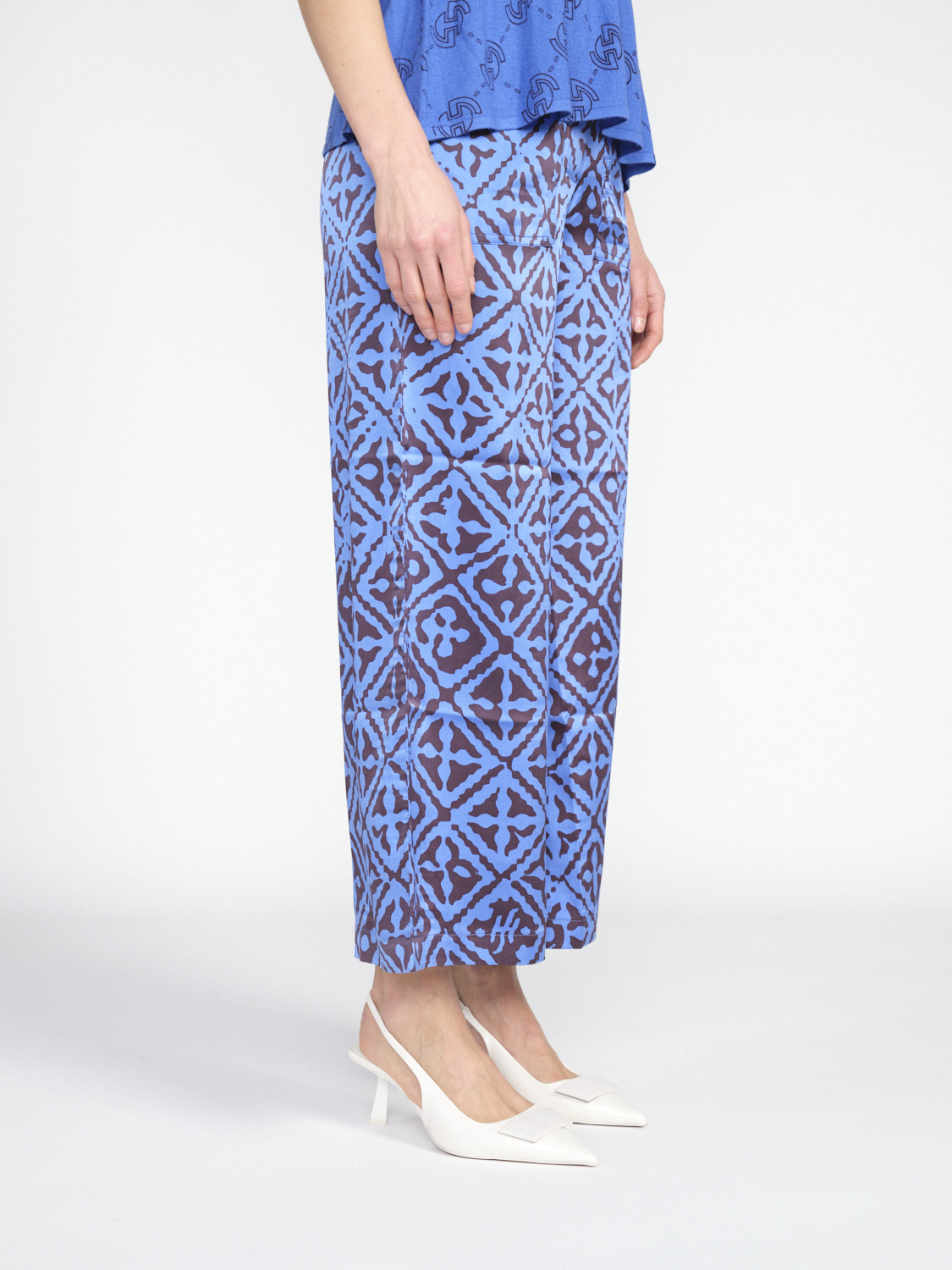 friendly hunting Baja – Stretchy silk trousers with a graphic pattern  blue S