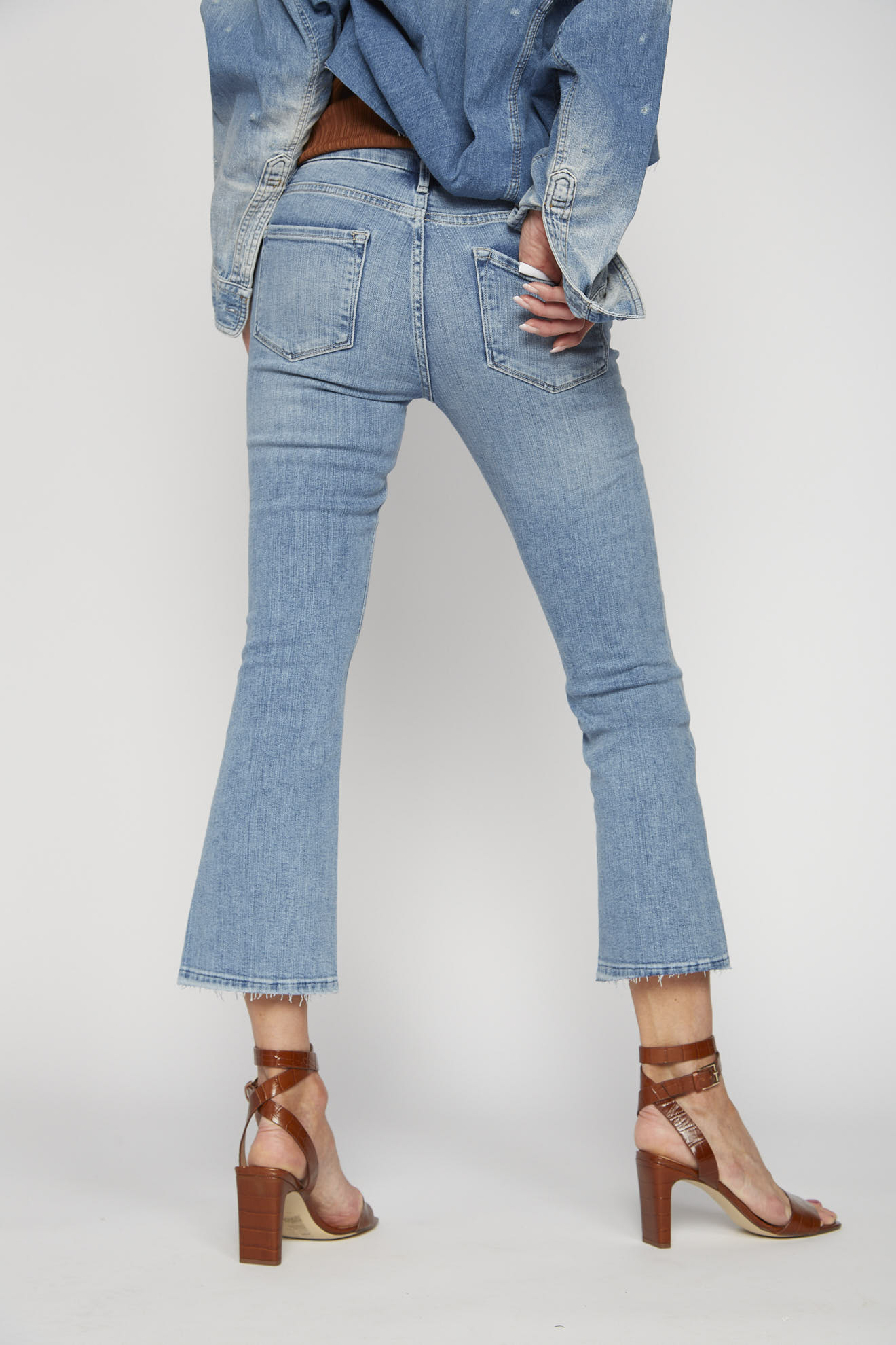 frame jeans denim einfarbig model rückansicht