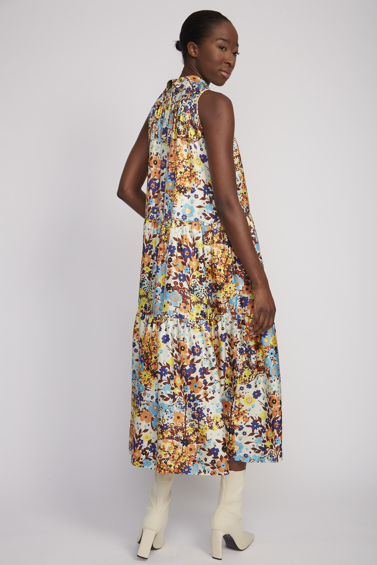 odeeh kleid multi print model rückansicht