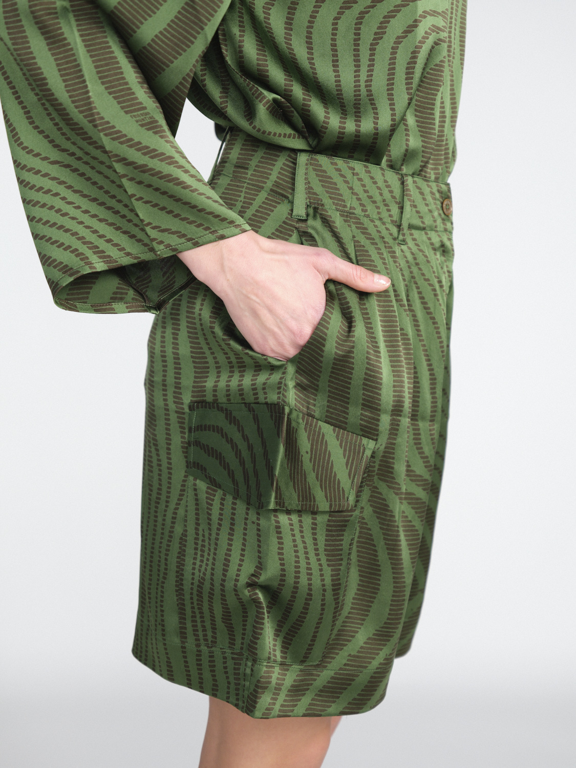 friendly hunting Famosa Okapi – cargo style silk shorts  green S