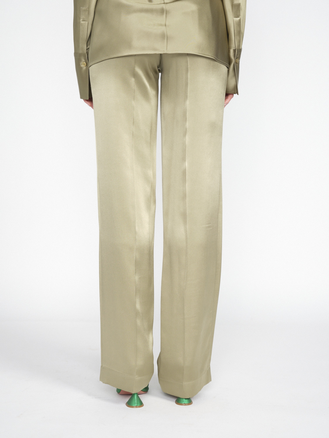 Joseph Silk Tova Trousers – Hose aus Seiden-Satin mit Bügelfalten 	  khaki 36