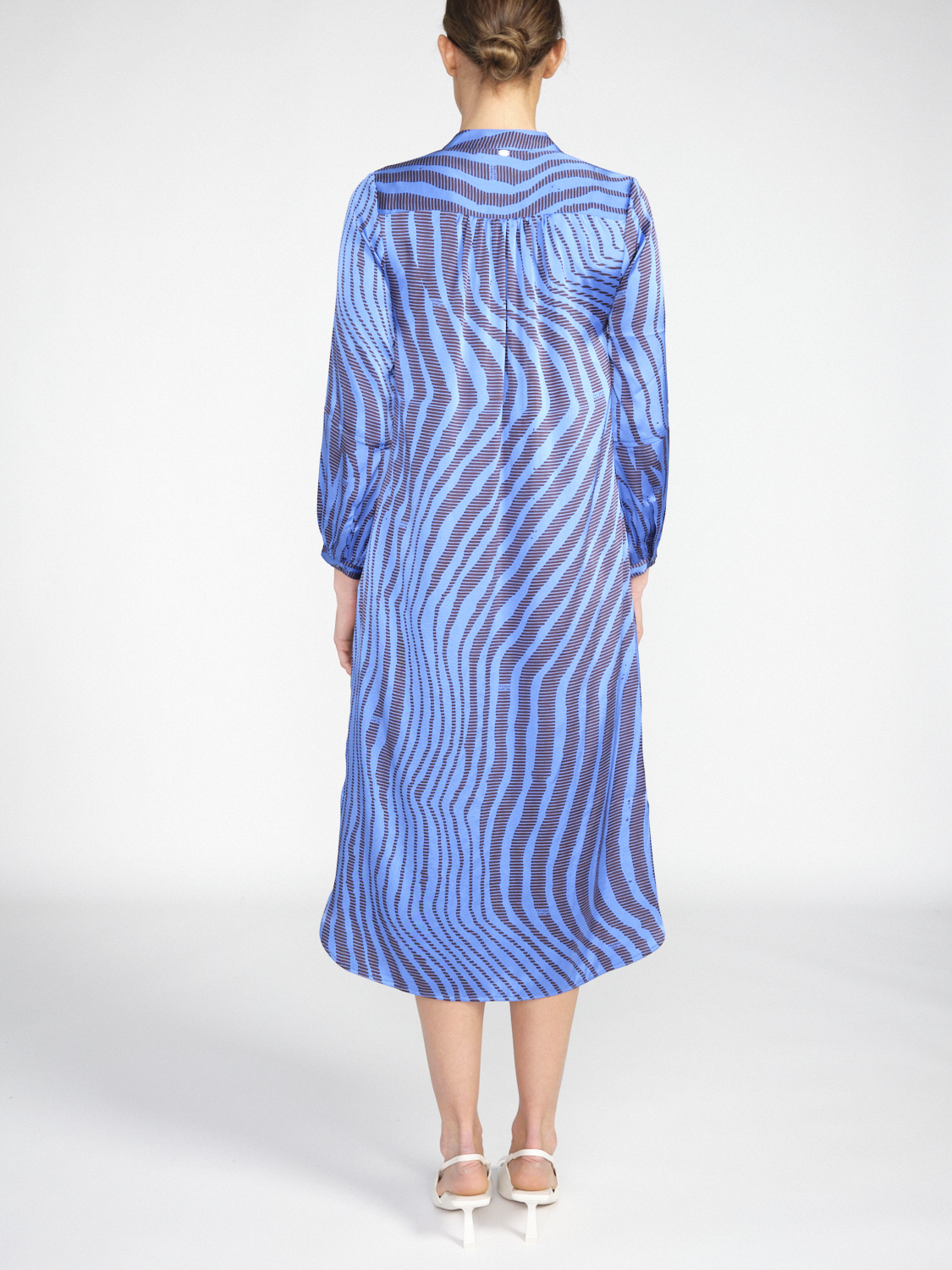 friendly hunting Dance Silk Okapi - Silk midi dress with graphic pattern  blue XS