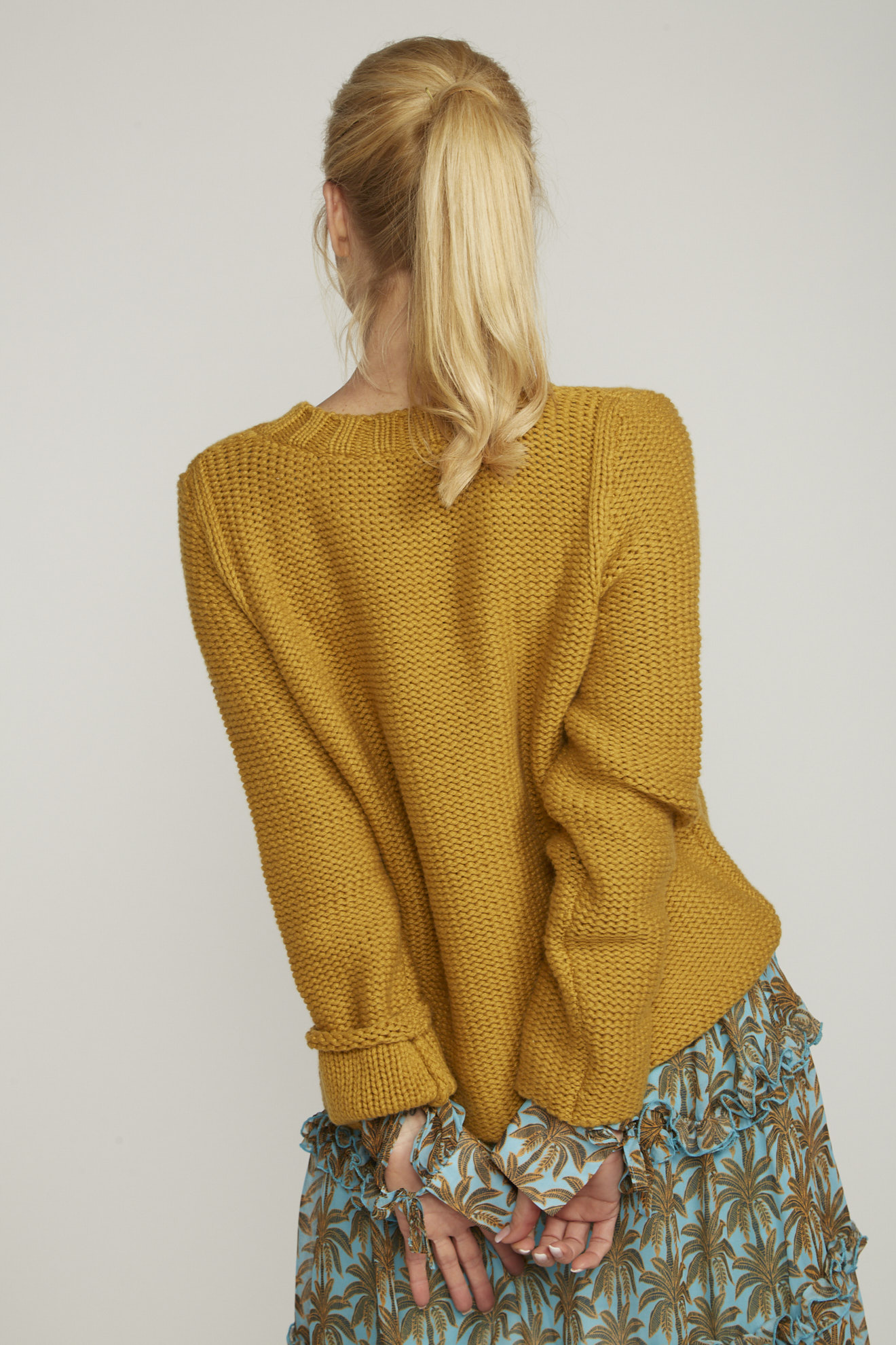 antonia zander pullover gold einfarbig model rückansicht 