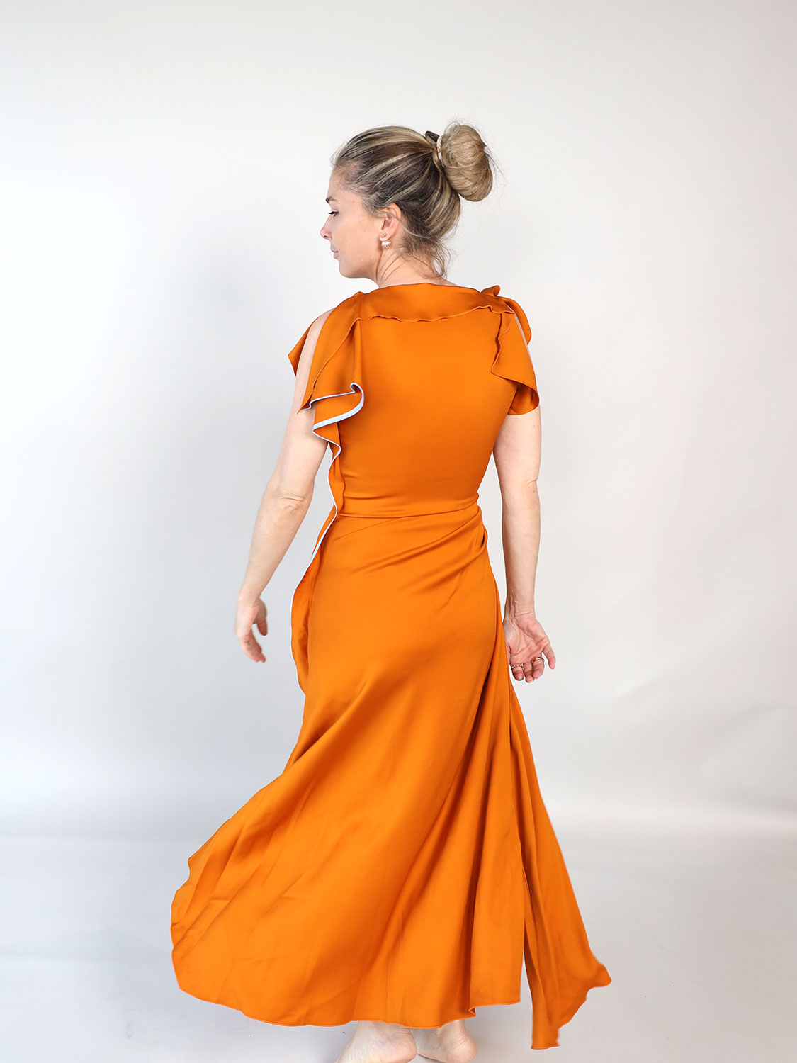 Victoria Beckham Drape Sleeve Midi Dress – Kleid mit raffiniertem Faltenwurf  36 orange