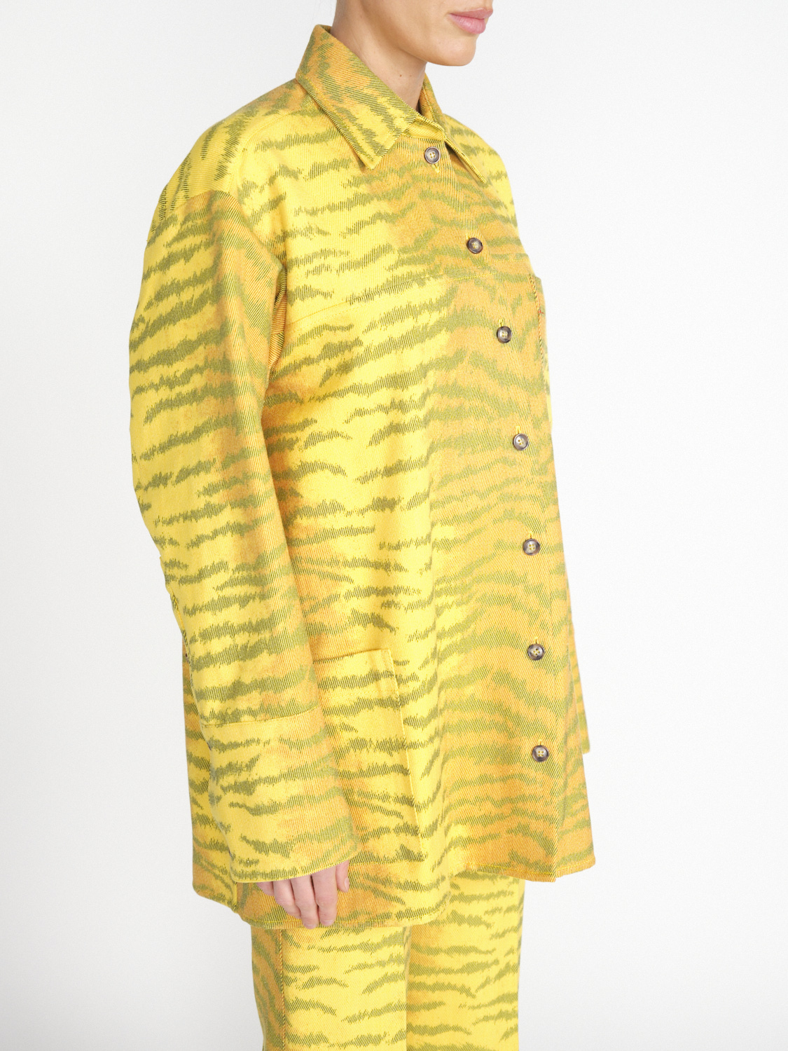 Victoria Beckham Printed Chine Twill – Oversized Jacquard-Hemd mit Tiger-Print gelb 34