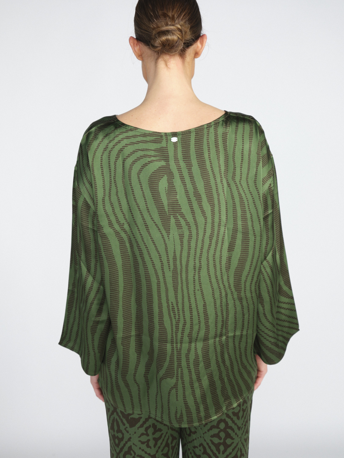 friendly hunting Dulce Okapi – Stretchige Seiden-Bluse mit Muster 	  grün XS