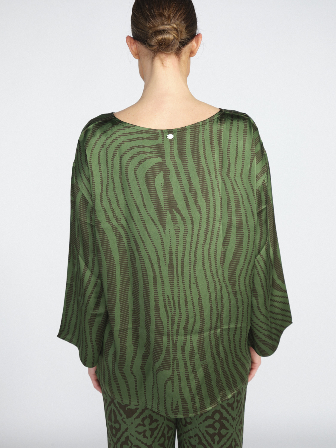 friendly hunting Dulce Okapi – stretchy silk blouse with pattern  green S