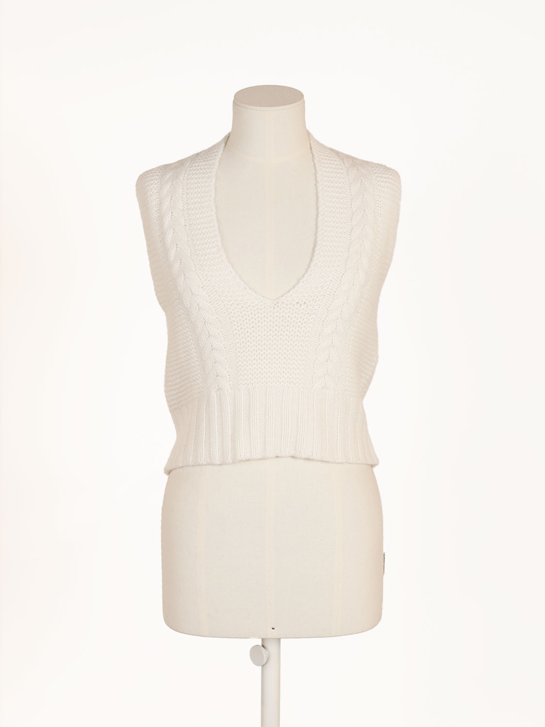 Lisa Yang Sallie - Sleeveless cardigan with cable knit pattern creme 00 Lisa Yang Sallie - Sleeveless cardigan with cable knit pattern creme 00