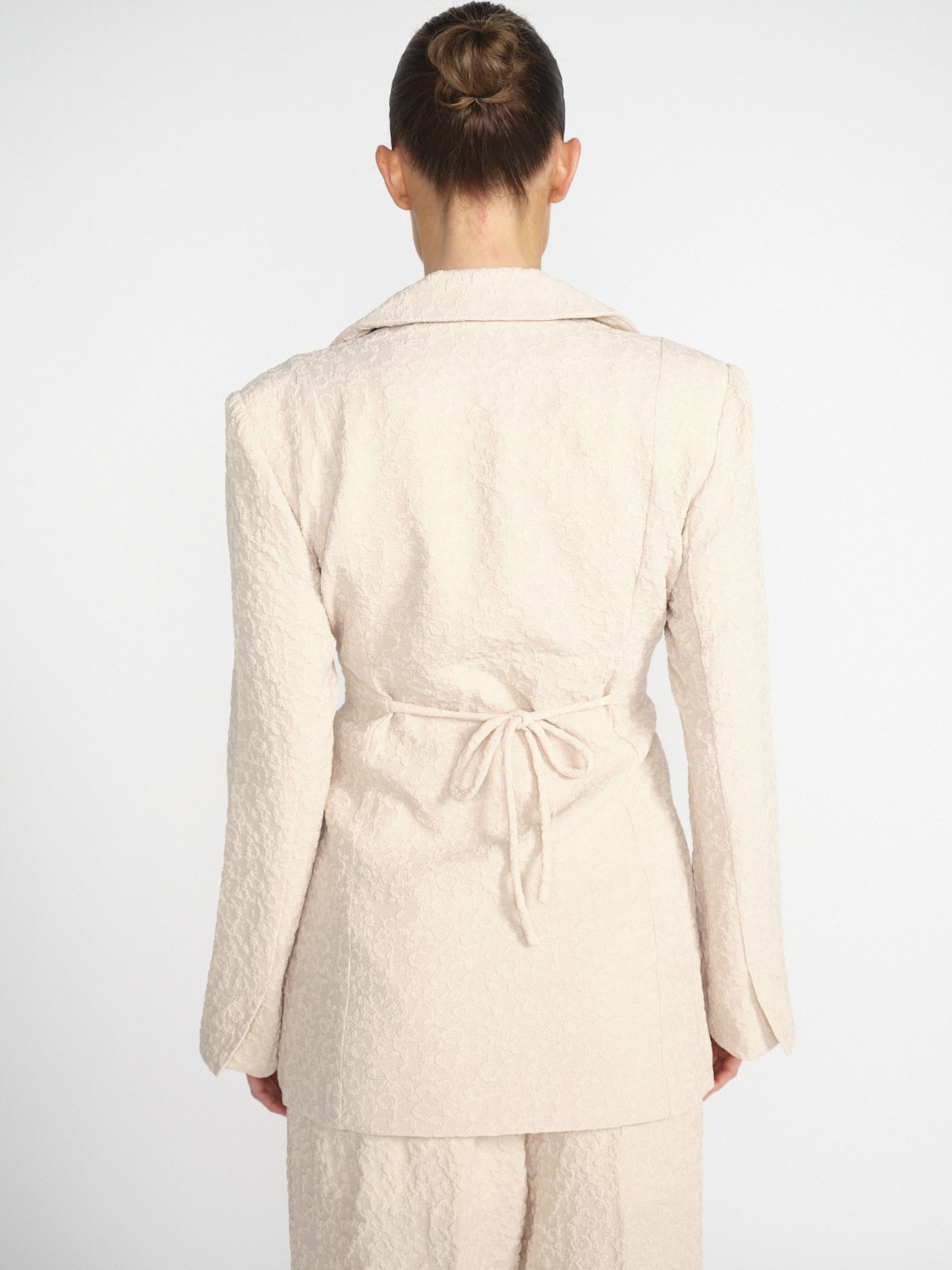 Ganni Textured Blazer mit Binde-Detail	  beige 36